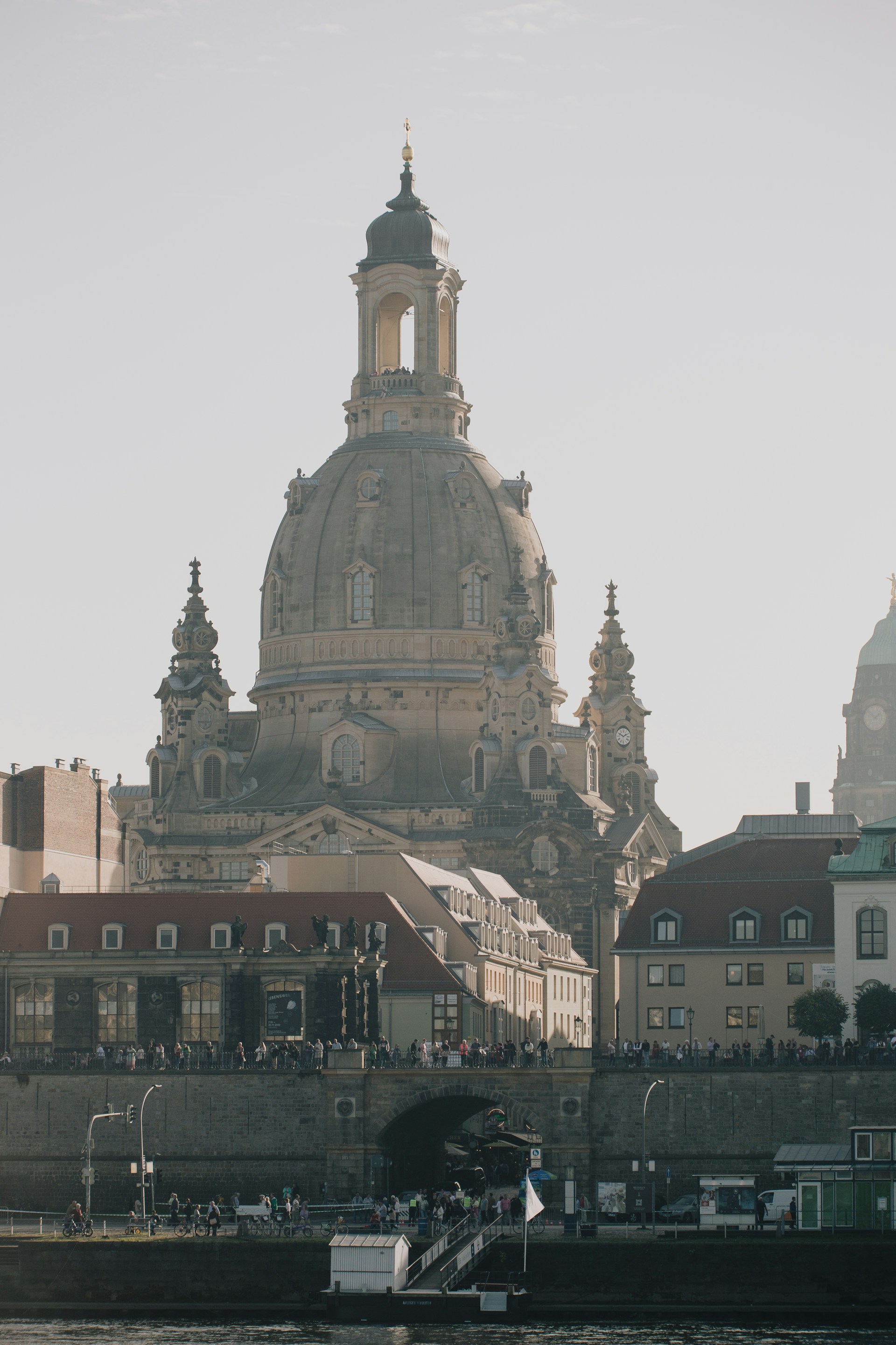 Vordergrund Brühlische Terrasse, Hintergrund Frauenkirche Dresden