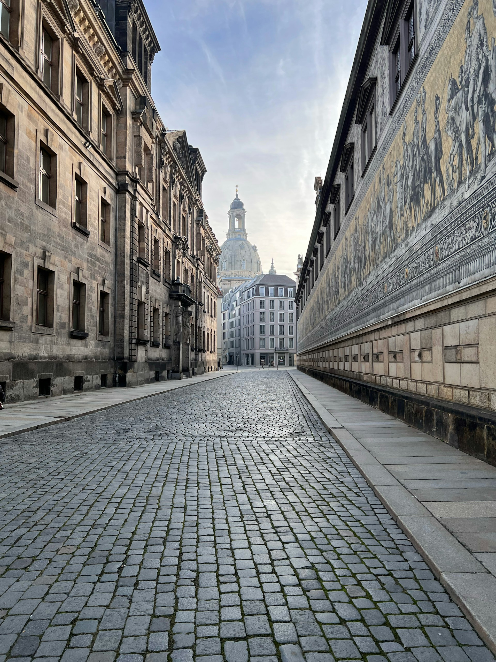 Fürstenzug in der Dresdner Altstadt mit Frauenkirche im Hintergrund