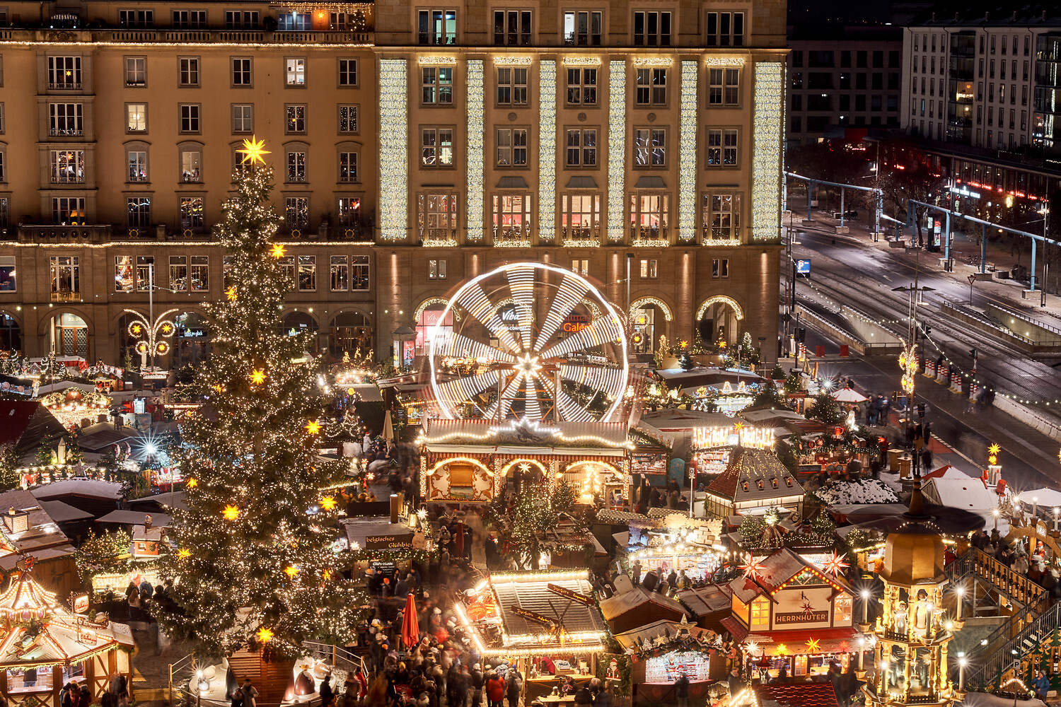 Der Striezelmarkt auf dem Dresdner Altmarkt